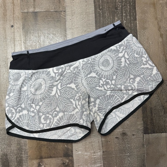 Lululemon Run Ultra Short ll Beachy Floral White Fossil/Black size 4 - Picture 13 of 14